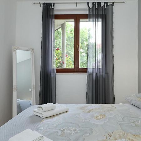 Apartment And Room Mare Zara Esterno foto
