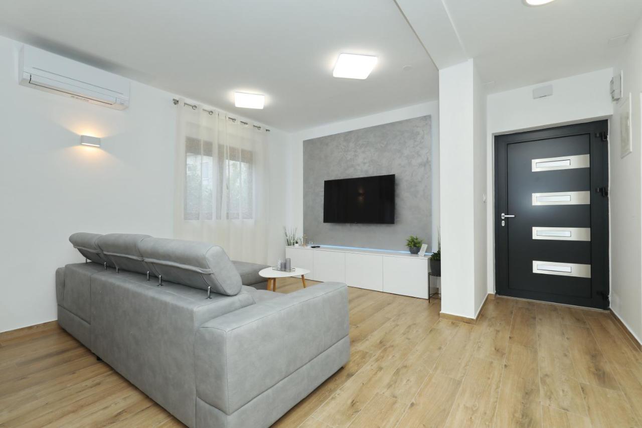 Apartment And Room Mare Zara Esterno foto