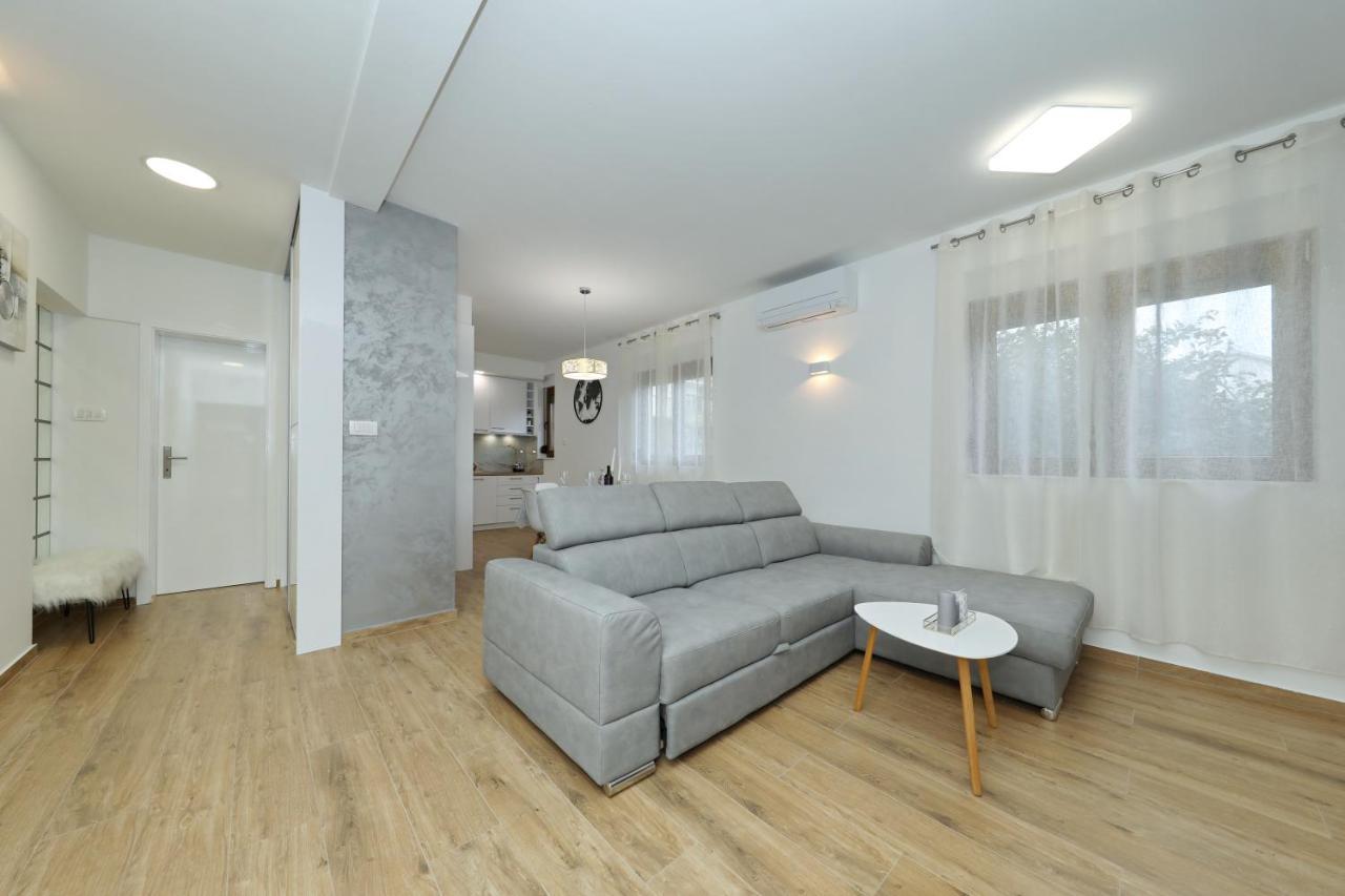 Apartment And Room Mare Zara Esterno foto