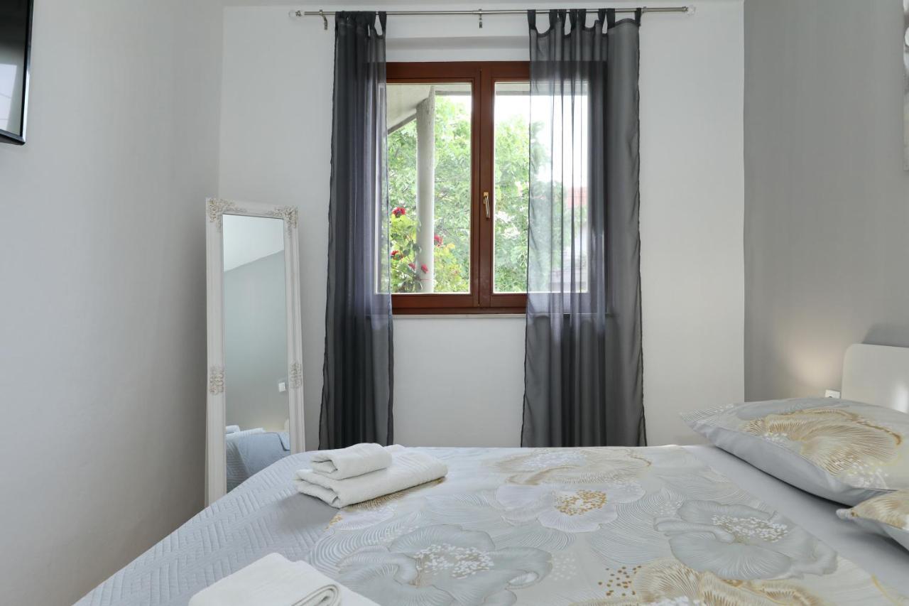 Apartment And Room Mare Zara Esterno foto
