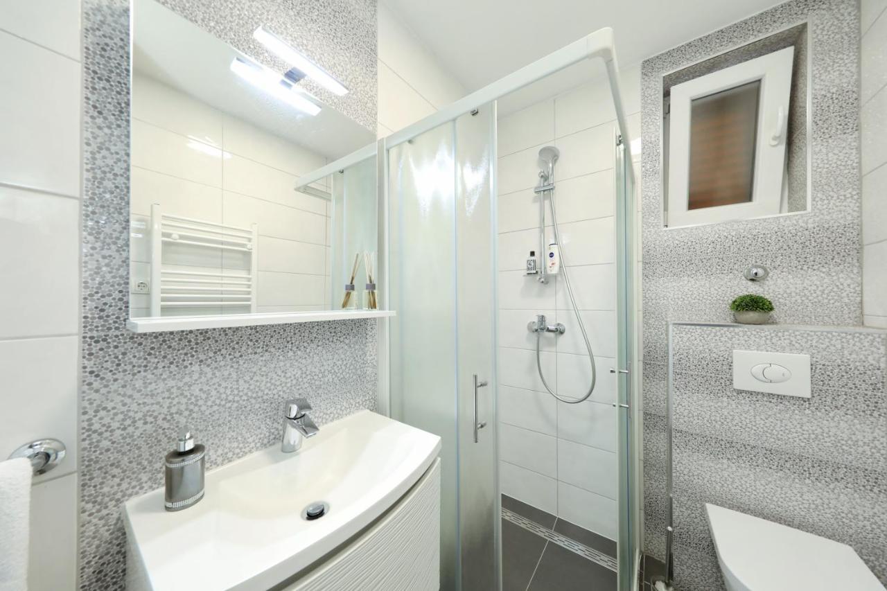 Apartment And Room Mare Zara Esterno foto