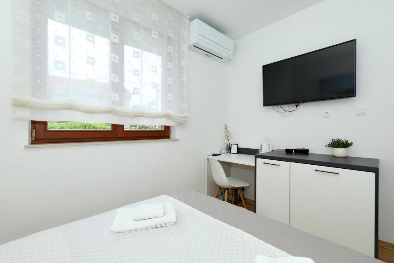 Apartment And Room Mare Zara Esterno foto
