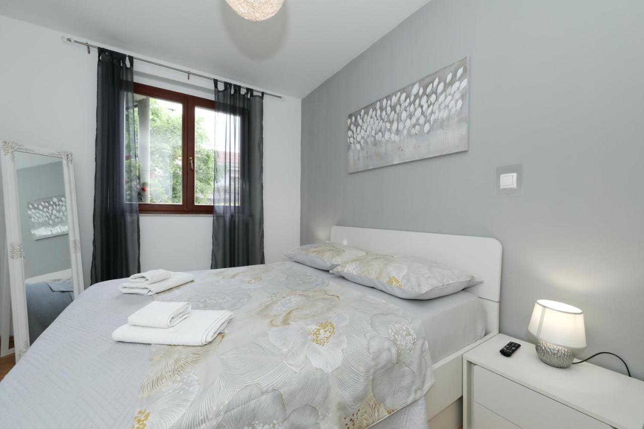 Apartment And Room Mare Zara Esterno foto