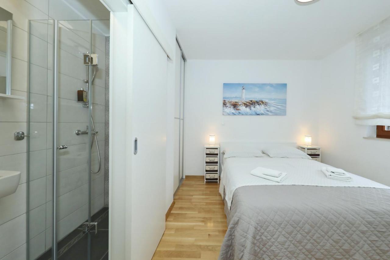 Apartment And Room Mare Zara Esterno foto