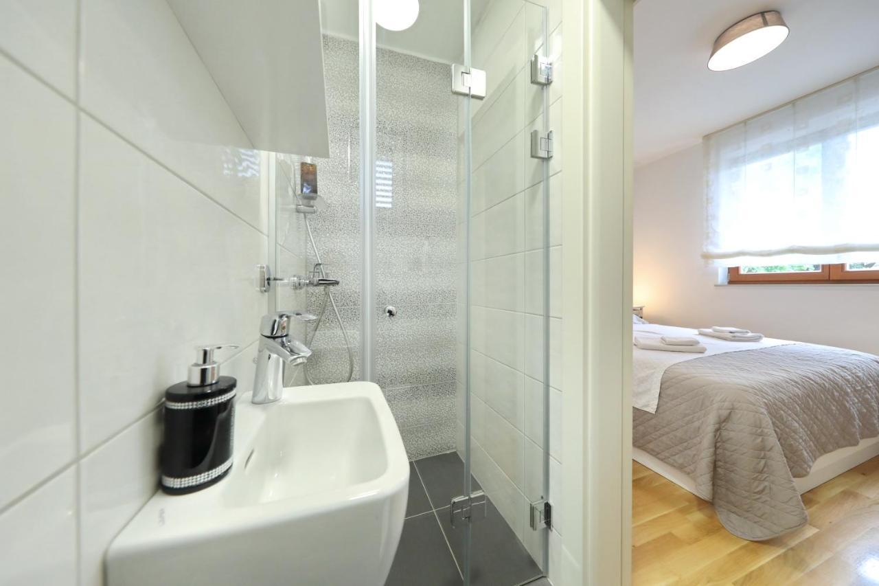 Apartment And Room Mare Zara Esterno foto