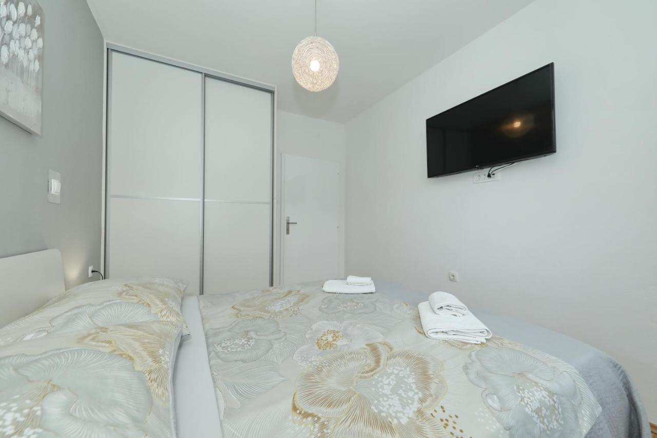 Apartment And Room Mare Zara Esterno foto