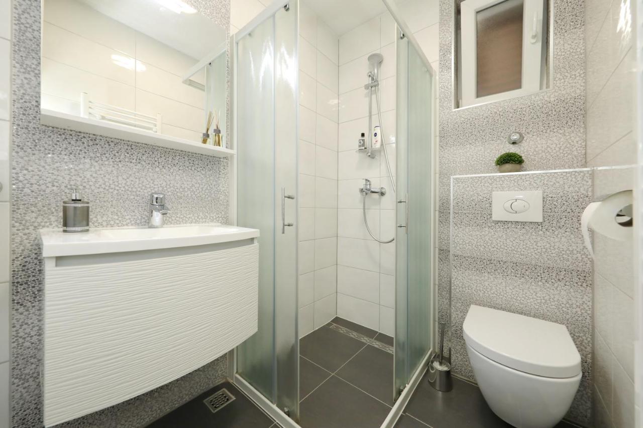Apartment And Room Mare Zara Esterno foto