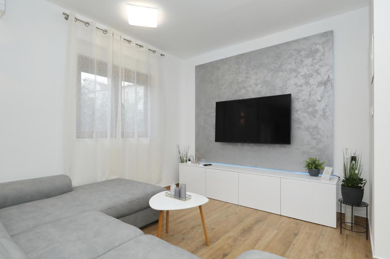 Apartment And Room Mare Zara Esterno foto